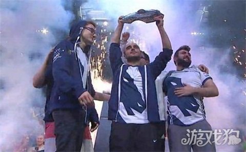 他冷静地站 他冷静地站