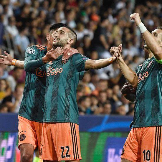 凭借顽强的 凭借顽强的